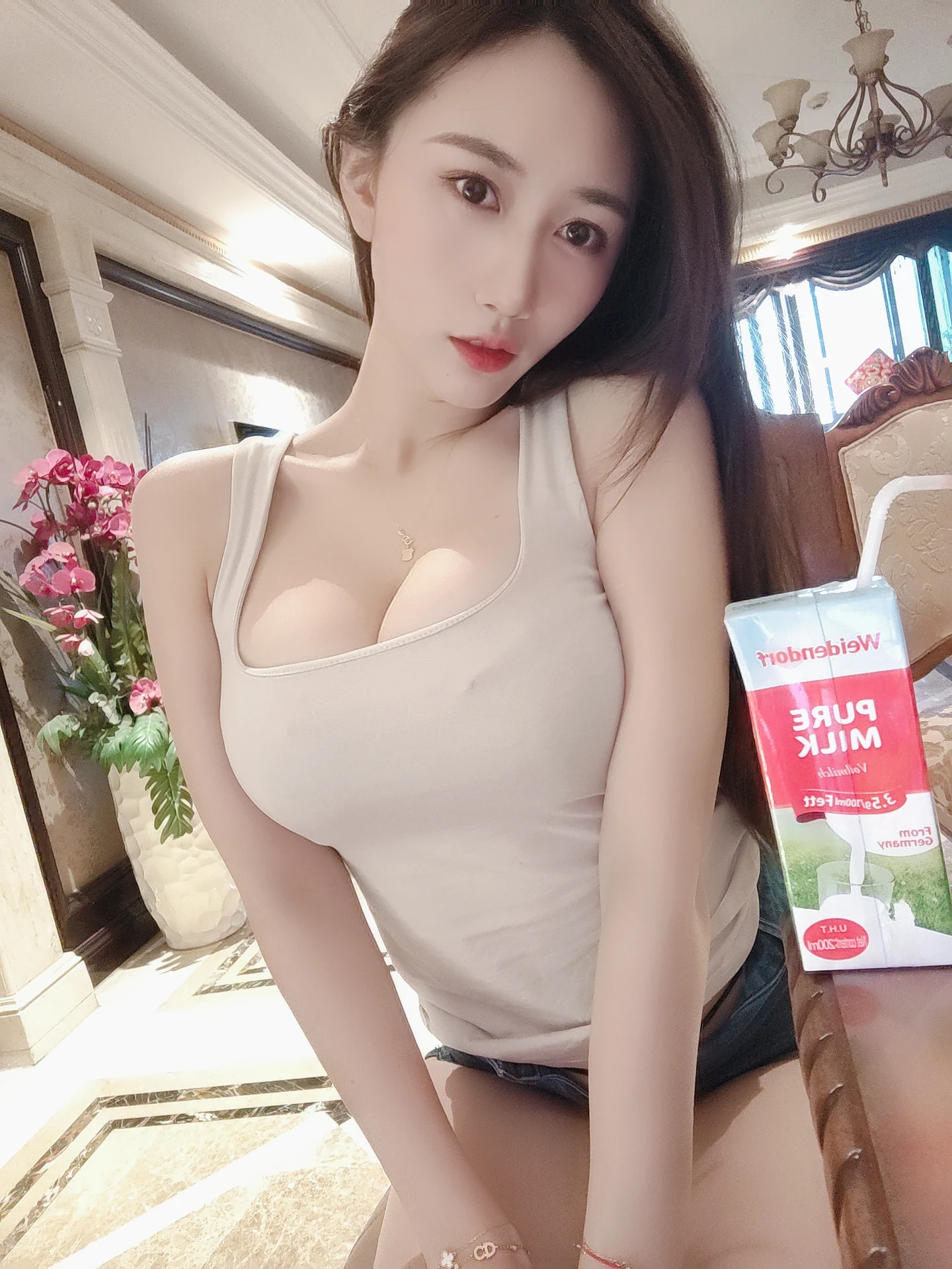 小玉吃果冻 – 白背心紧身牛仔短裤 35P